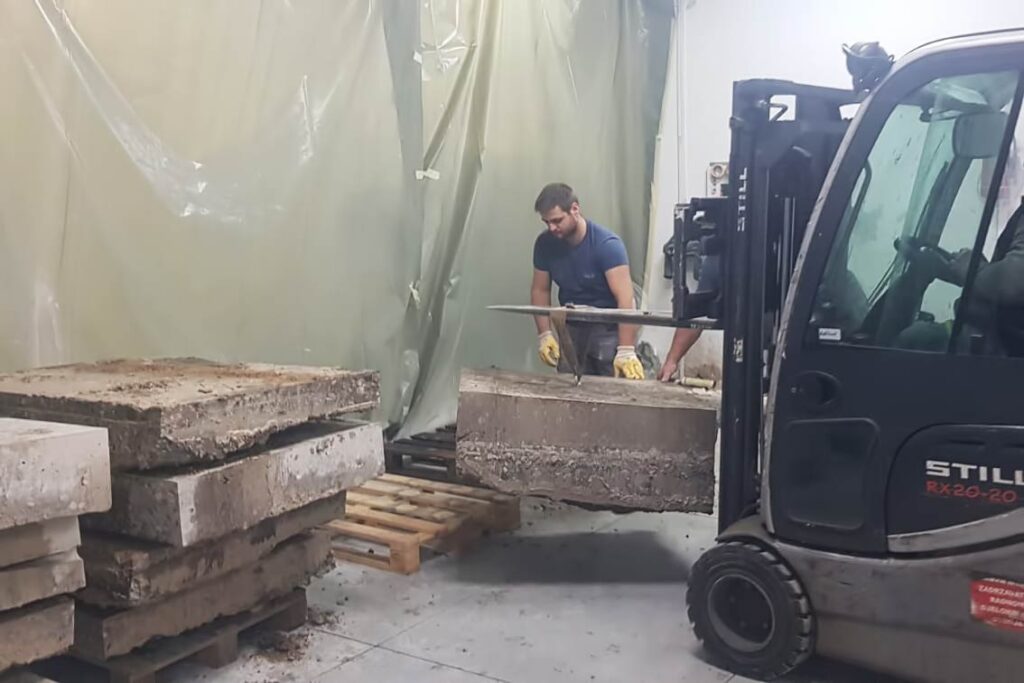 Prijenos izrezanih betonskih blokova